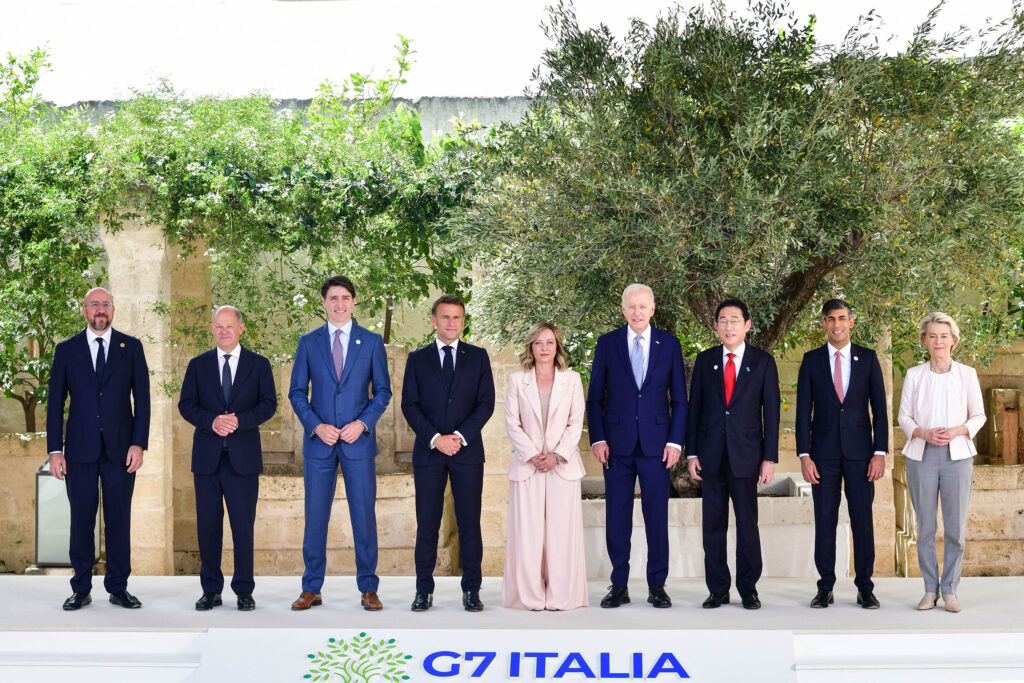 I leader del G7 posano per la foto ufficiale durante il vertice in Italia, tra loro ci sono Giorgia Meloni, Joe Biden, Emmanuel Macron e altri. Foto di Massimiliano De Giorgi.