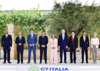 I leader del G7 posano per la foto ufficiale durante il vertice in Italia, tra loro ci sono Giorgia Meloni, Joe Biden, Emmanuel Macron e altri. Foto di Massimiliano De Giorgi.